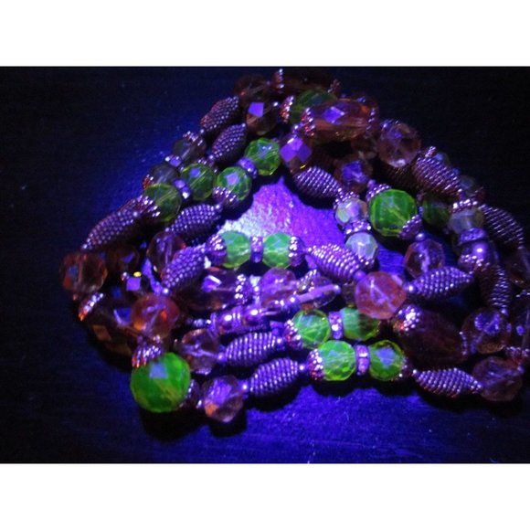 Vintage Long Faceted Glowing Yellow Vaseline Glass Beaded Necklace - Picture 2 of 13